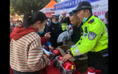 摩电骑乘人员不戴头盔 处置并通报所在单位