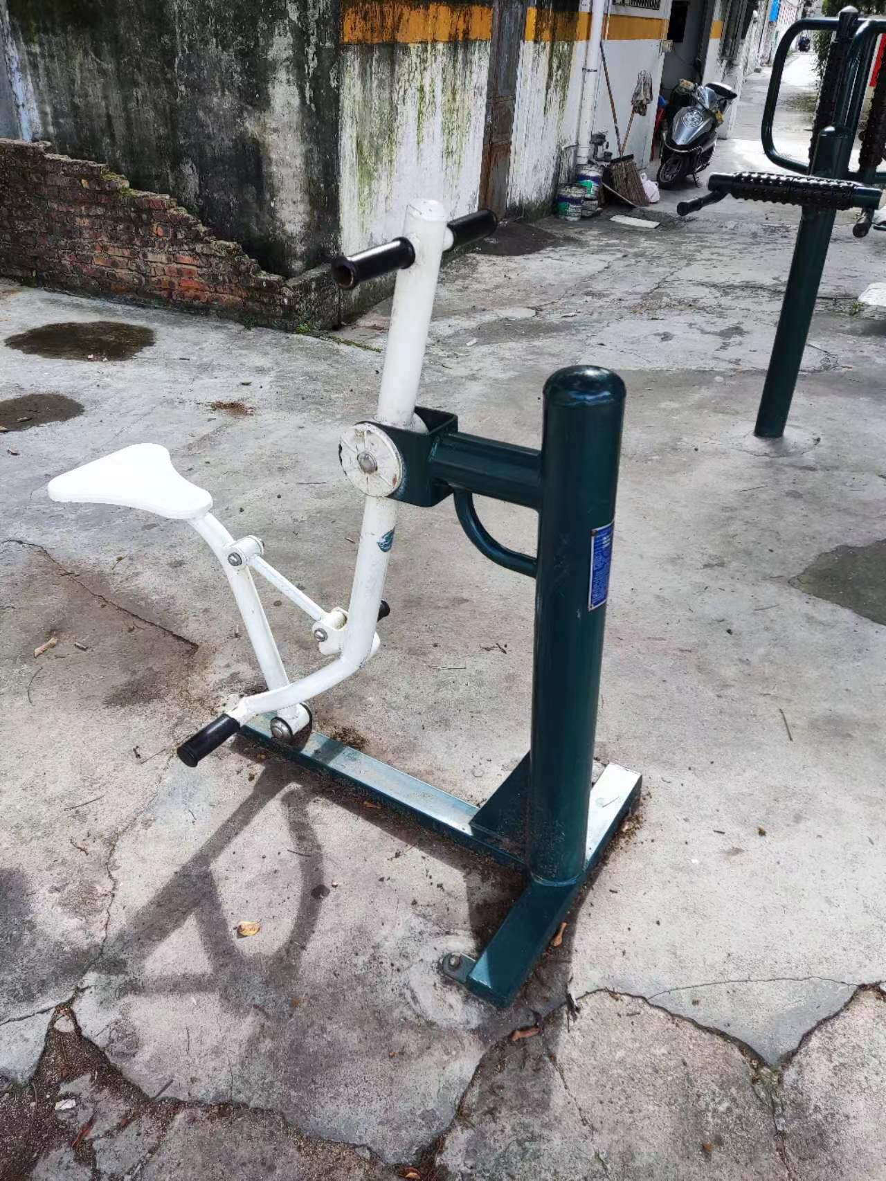 南文社区岚头堡健身路径